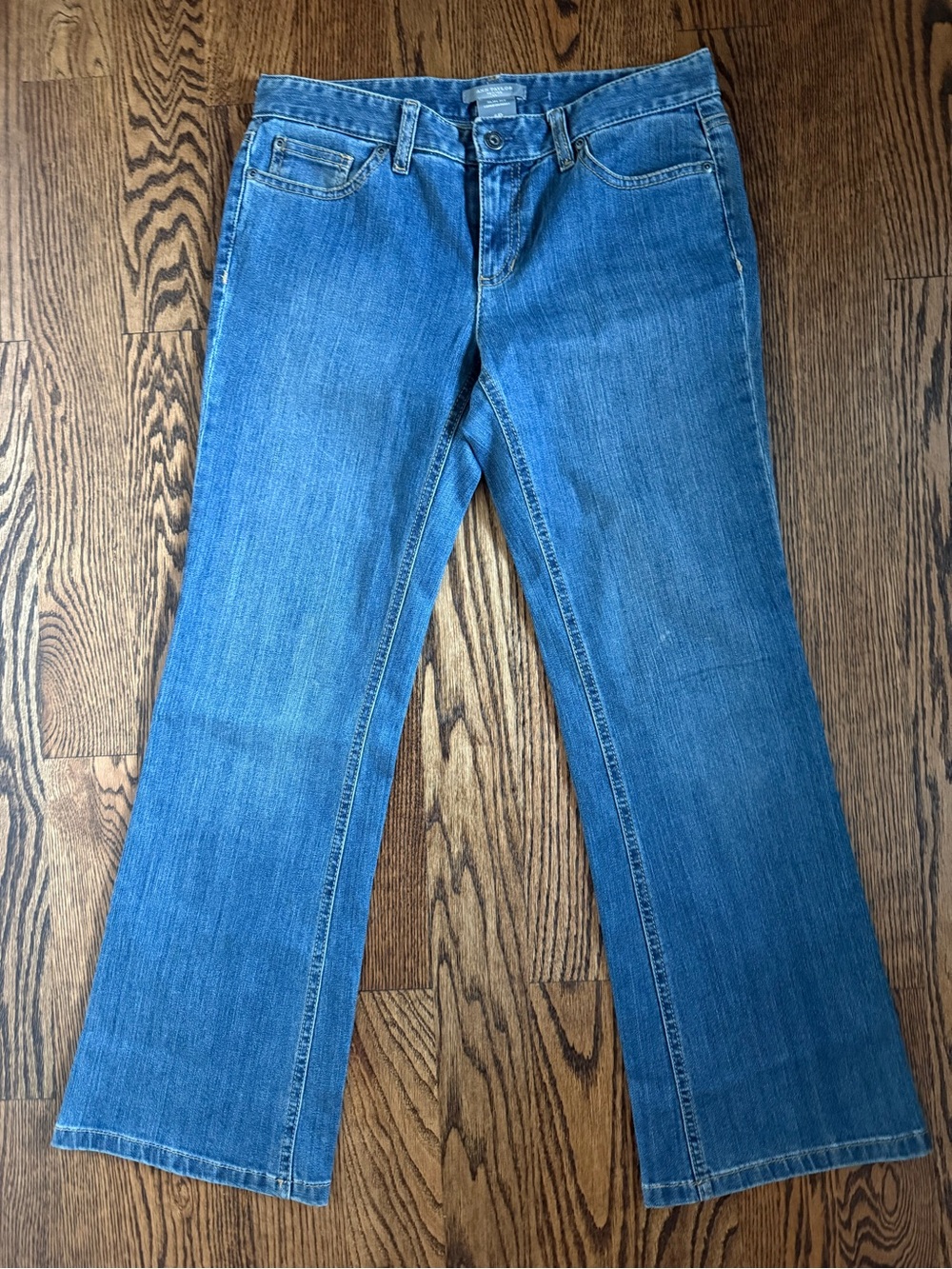 Ann Taylor slim fit low rise boot leg jeans 6 P